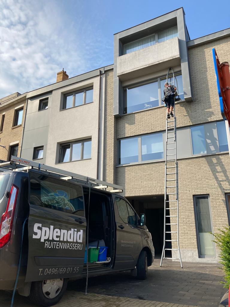 Ruitenwasserij Splendid aan het werk bij een moderne woning
